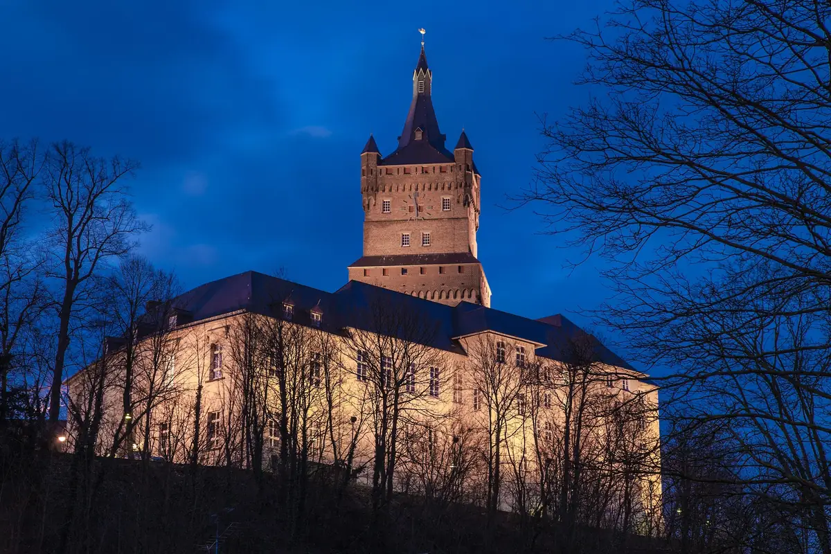 Schwanenburg in Kleve zur blauen Stunde – Sitz der CURA Hausverwaltung