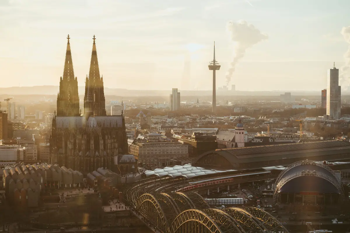 Kölner Dom, Hauptbahnhof und Hohenzollernbrücke im Abendlicht – Blick über die Kölner Innenstadt